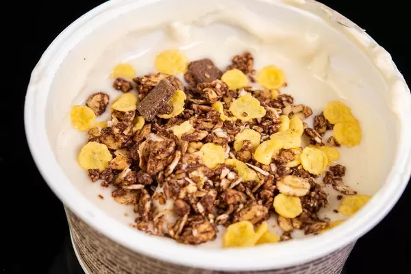 Schokoladenmüsli mit Cornflakes in einem Becher