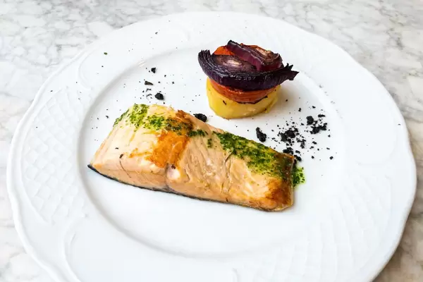 Schön garniertes Lachsfilet