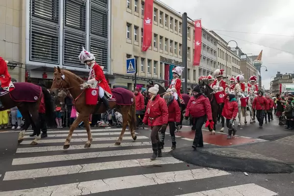 Schön gekleidet und zu Pferd - Kölner Karneval 2018