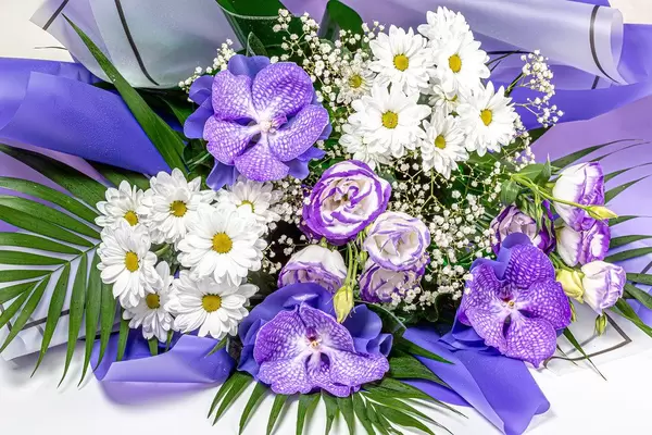 Schöne Blumensträuße mit violetten Orchideen und weißen Chrysanthemen