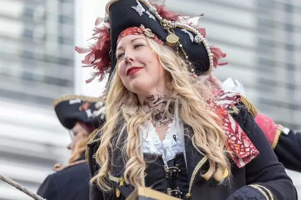Schöne Dellbrücker Piratin beim Rosenmontagszug - Kölner Karneval 2018