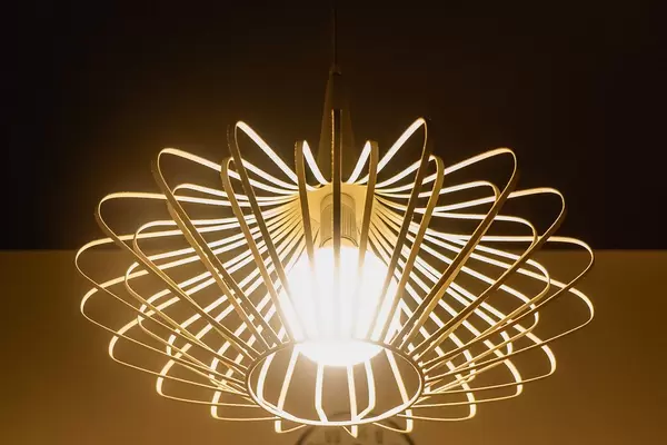 Schöne Designer-Deckenlampe passend zu stilvoller Möblierung