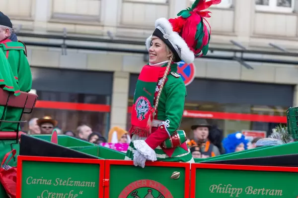 Schöne, junge Frau im Pferdewagen der Altstädter Köln 1922 - Kölner Karneval 2018