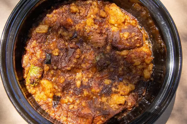 Schonend gegarter griechischer Rindfleischeintopf