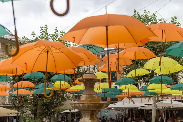 Schöner Fotospot auf Mallorca: die Installation von Víctor Balaguer mit bunten Regenschirmen in Sóller