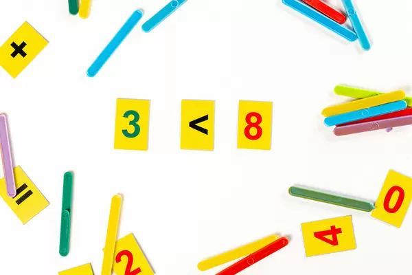 School background with comparing the magnitude of numbers