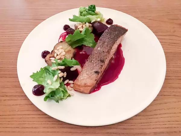 Schottischer Label Rouge Lachs mit Rote Beete, Topinambur und Endivie