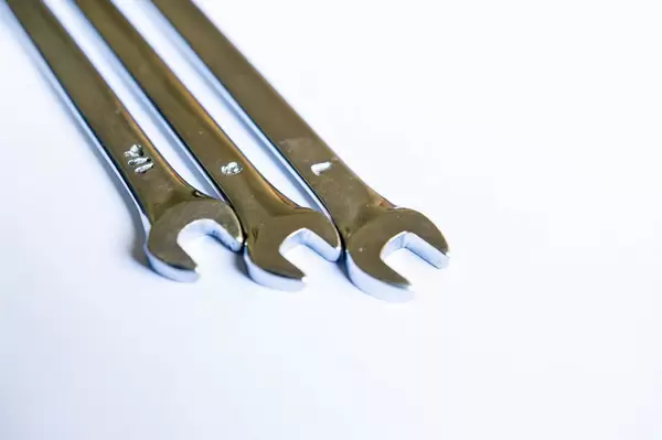 Schraubenschlüssel verschiedener Größen auf weißem Hintergrund