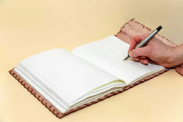 Schreiben in Leder Notizblock