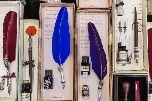 Schreibfedern Set zum Kaufen in verschiedenen Größen und Farben