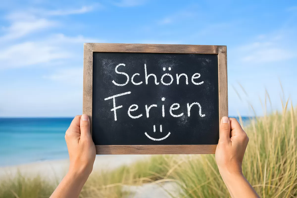 Schreibtafel mit Schöne Ferien am Strand im Sommer