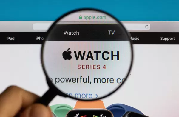 Schriftzug mit integriertem Logo der Smartwatch von "Apple Watch - Series 4",  vergrößert durch eine Lupe dargestellt
