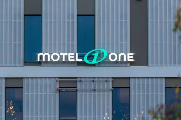 Schriftzug mit Logo auf dem Gebäude vom Motel One München-Messe