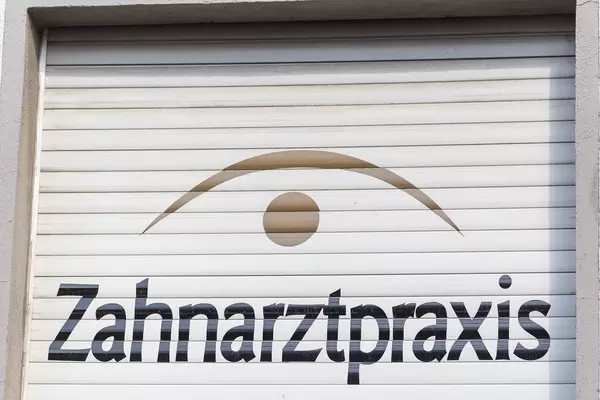 Schriftzug mit Logo von Zahnarztpraxis