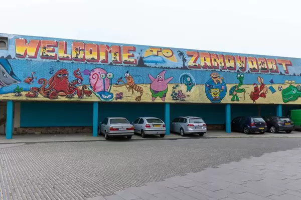 Schriftzug WELCOME TO ZANDVOORT und Bilder aus der Serie SpongeBob Schwammkopf über Parkplätzen