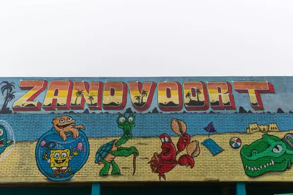 Schriftzug ZANDVOORT auf Backsteinwand mit Zeichnungen aus Comic SpongeBob Schwammkopf
