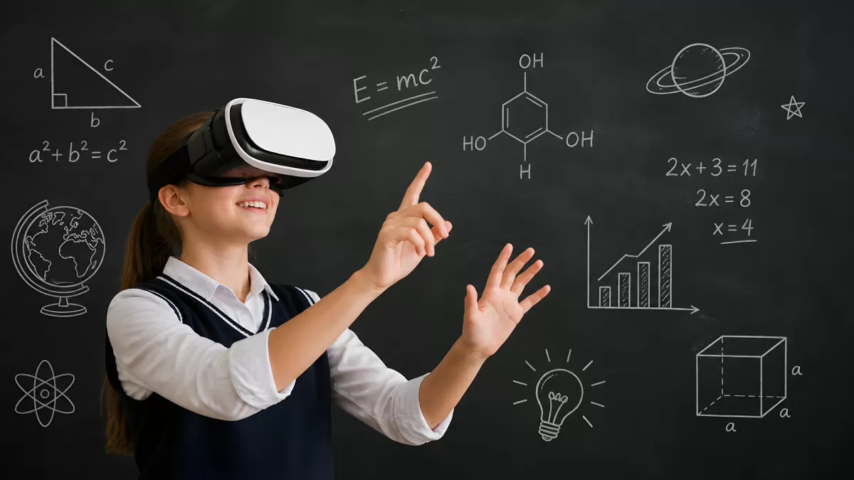 Schülerin mit VR-Brille vor Schultafel mit Formeln