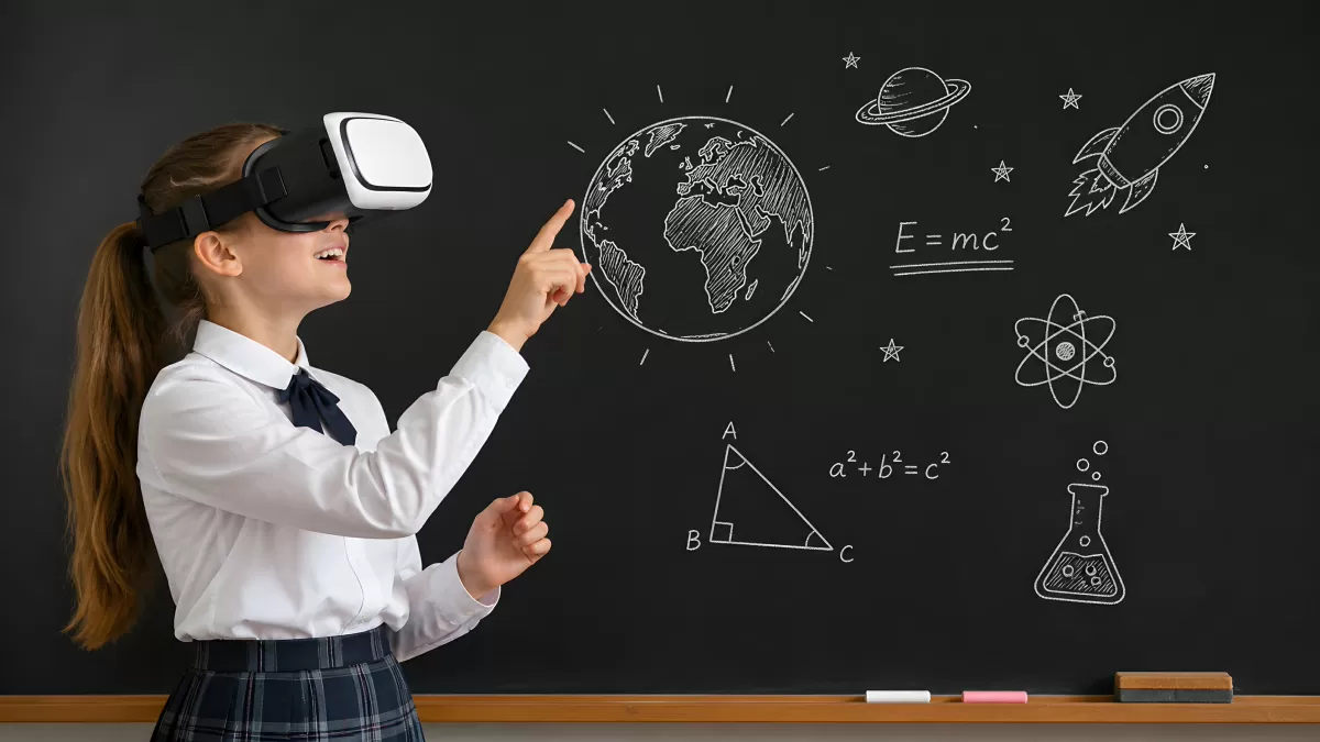 Schülerin mit VR-Brille zeigt auf Schultafel