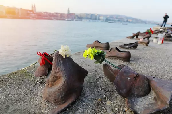 Schuhe am Donauufer mit Blumen: Mahnmal zur Erinnerung an die Pogrome an Juden im zweiten Weltkrieg