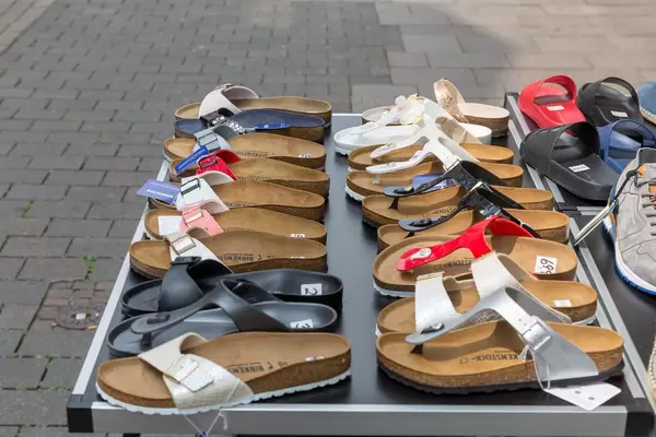 Schuhe und Sandalen von Birkenstock vor einem Laden