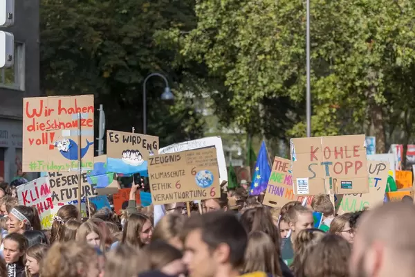 Schüler beim Protestzug der Klimastreik-Bewegung in der Kölner Innenstadt am Hans-Böckler-Platz, mit Demoplakaten
