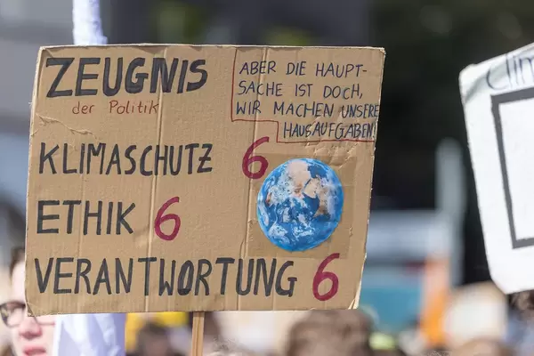 Schülerdemonstration vergibt Zeugnis an die Politik mit Noten und kritisiert mangelnden Klimaschutz, Ethik und Verantwortung