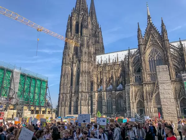 Schülerprotest am Fridays for Future Demo-Tag auf der Domplatte mit Kölner Dom im Hintergrund