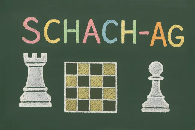 Schulmaterial für Schach-AG auf Tafel