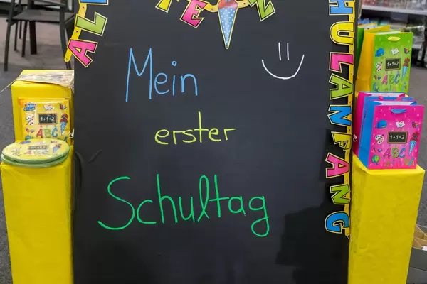Schultafel mit dem Schriftzug "mein erster Schultag" - IAW Köln 2018