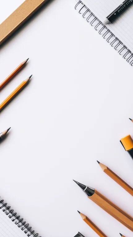 Schulzubehör auf weißem Hintergrund arrangiert