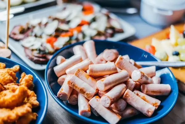 Schüssel mit Hähnchenwürsten