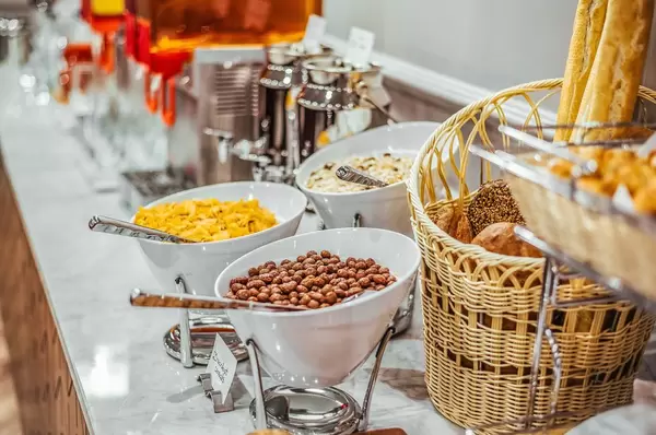 Schüsseln mit Müsli und Maisflocken verschiedener Sorten