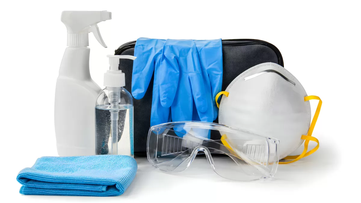 Schutzausrüstung mit Reinigungsmittel und Handschuhen