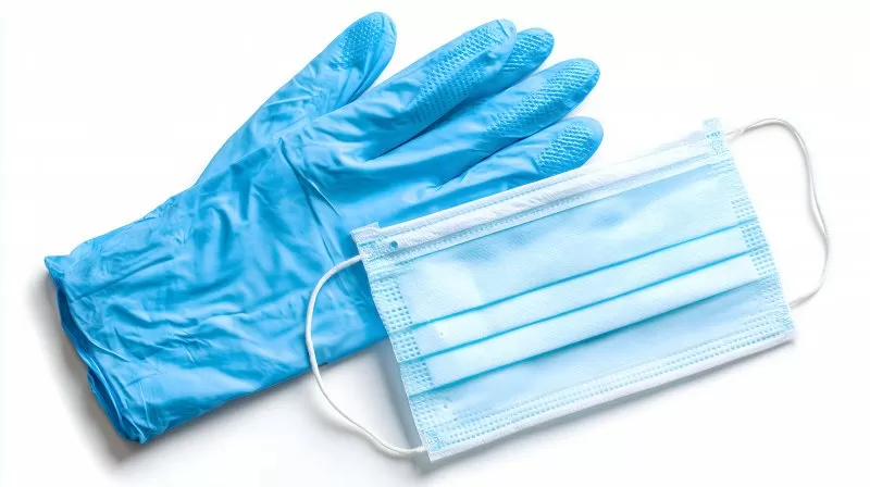 Schutzmaske mit blauen Handschuhen auf Weiß