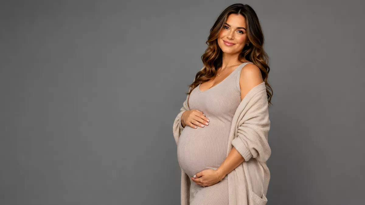 Schwangere Frau hält liebevoll ihren Babybauch