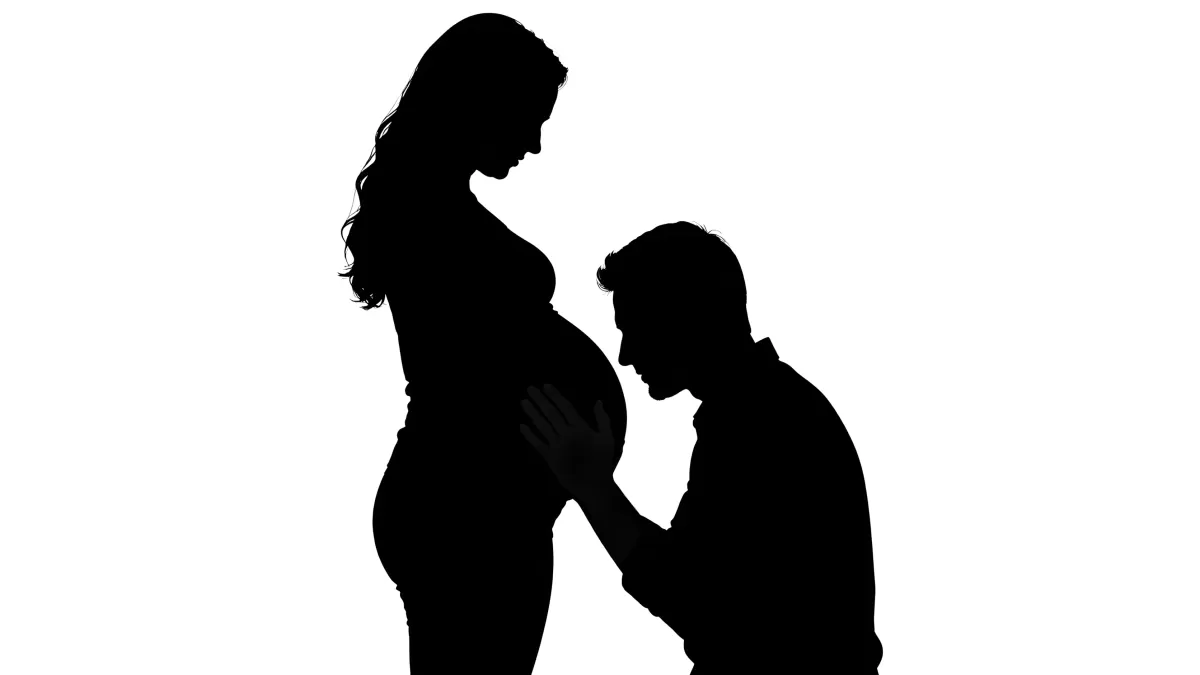 Schwangere Frau mit Partner als Silhouette auf Weiß