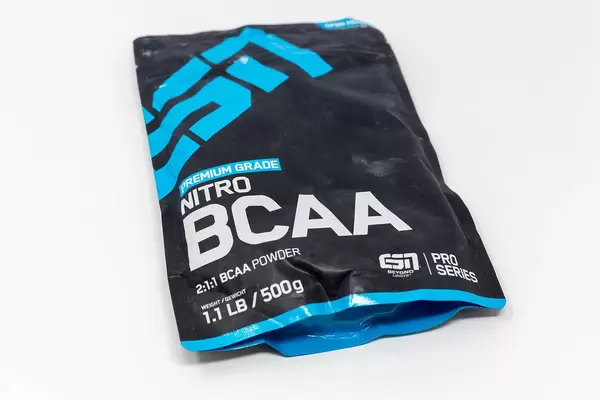 Schwarz-blaue Verpackung auf weißer Oberfläche: Premium Grade Nitro BCAA Powder zum Muskelaufbau von ESN
