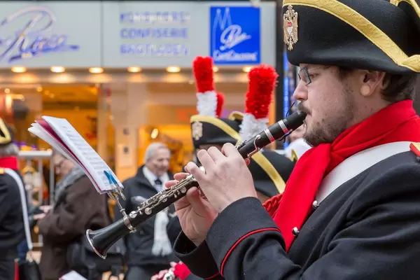 Schwarz-rot uniformierte Kapelle marschiert vorbei - Kölner Karneval 2018