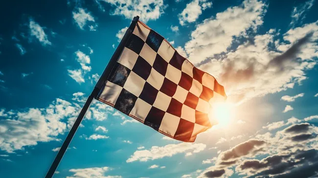 Schwarz-weiße Zielflagge im Wind vor Sonnenuntergang