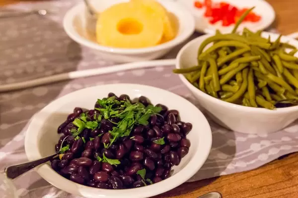 Schwarze Bohnen garniert mit Petersilie