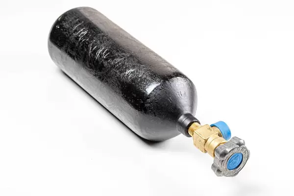 Schwarze CO2 Flasche vor weißem Hintergrund