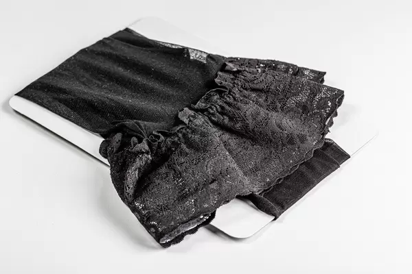 Schwarze Damenstrümpfe mit Spitze, vor weißem Hintergrund