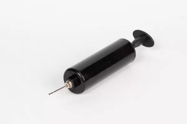 Schwarze Fahrradpumpe zum Aufpumpen des Reifens von Hand vor weißem Hintergrund