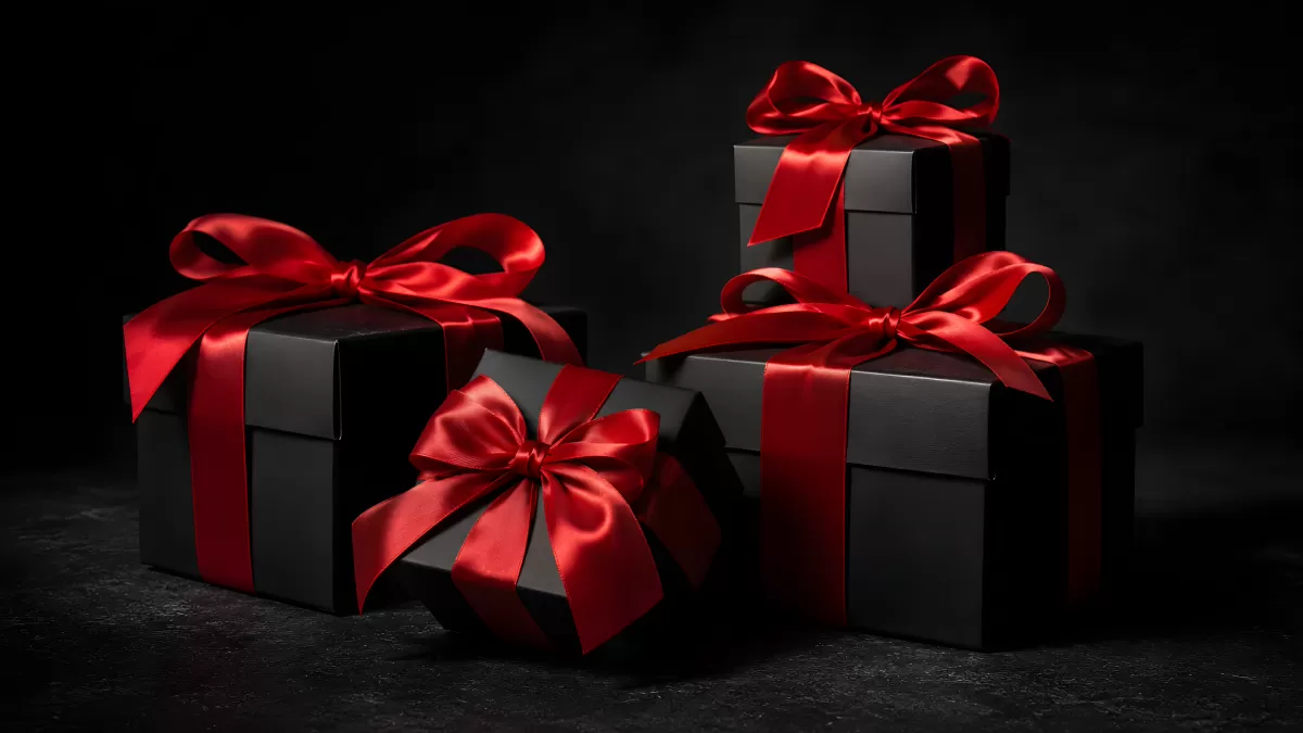 Schwarze Geschenkboxen mit roten Satinschleifen