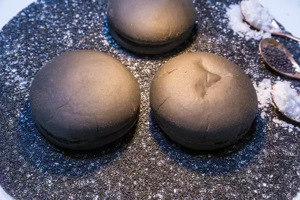 Schwarze Hamburgerbrötchen für Street-Food-Liebhaber