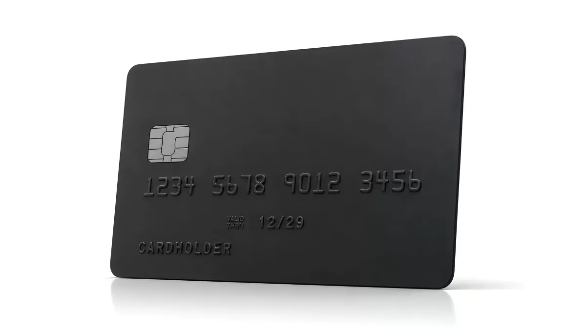 Schwarze Kreditkarte mit Chip auf weißem Hintergrund
