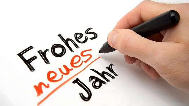 Schwarze Schrift auf weißem Hintergrund - Frohes neues Jahr