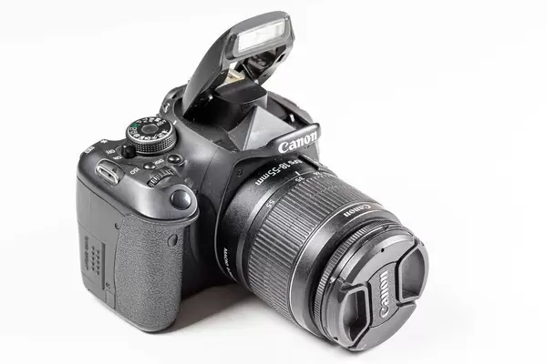Schwarze Spiegelreflexkamera auf weißem Hintergrund