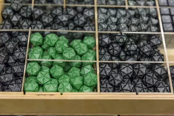 Schwarze und grüne Spielwürfel