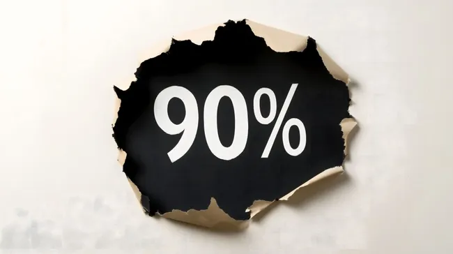 Schwarze Zahl 90% auf zerrissenem Papier